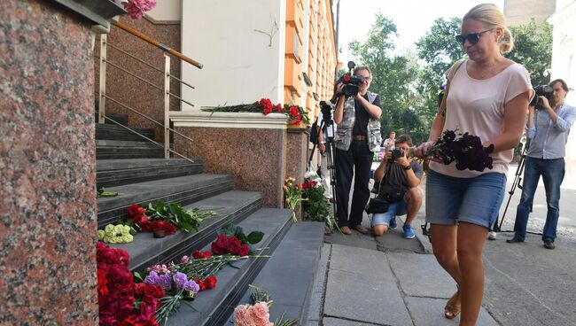 Цветы у здания посольства Испании в Москве в память о жертвах теракта в Барселоне. 18 августа 2017