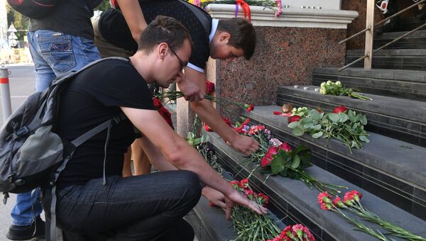 Жители Москвы принесли цветы к зданию посольства Испании в Москве в память о жертвах теракта в Барселоне. 18 августа 2017