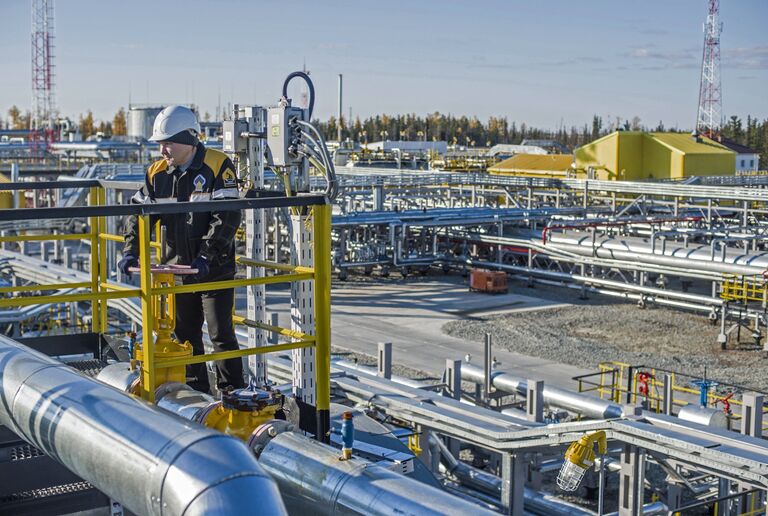 Сотрудники нефтедобывающего предприятия на компрессорной станции Сотрудники нефтедобывающего предприятия на компрессорной станции