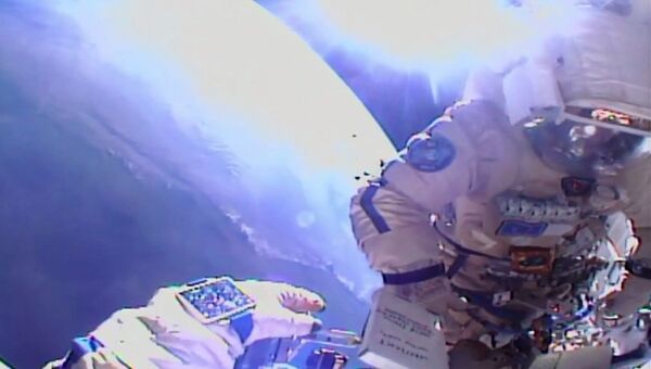 Российские космонавты Федор Юрчихин и Сергей Рязанский во время работ в открытом космосе на Международной космической станции. Архивное фото