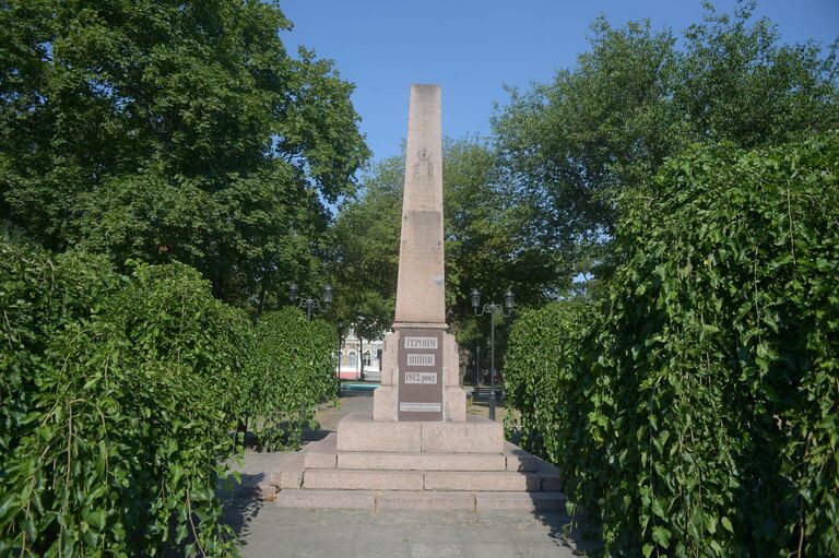 Гранитная стела героям 1812 года в Николаеве