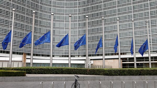 Приспущенные флаги Европейского Союза в память о жертвах нападения в Барселоне у штаб-квартиры Еврокомиссии в Брюсселе