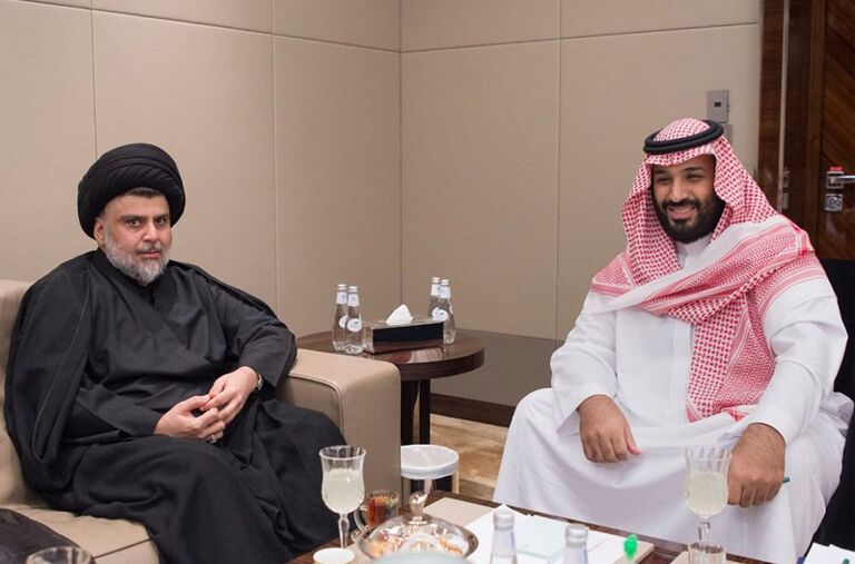 Шиитский лидер Ирака Муктада ас-Садра с наследным принцем Мухаммедом бин Сальманом во время встречи в Саудовской Аравии. 31 июля 2017