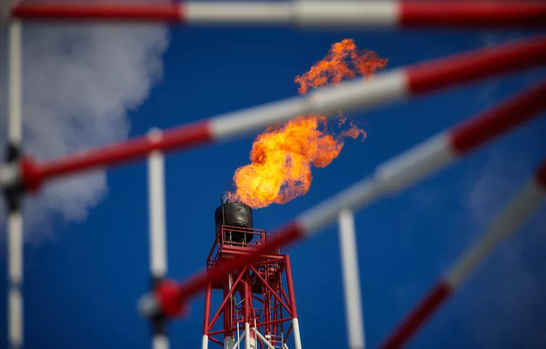 Газовый факел морской нефтеперерабатывающей платформы Газовый факел морской нефтеперерабатывающей платформы