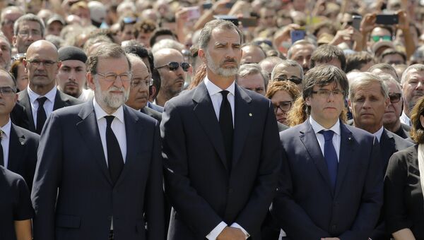 Премьер-министр Мариано Рахой, король Испании Филипп VI и региональный президент Каталонии Карлос Пучдемонт во время минуты молчания о жертвах терактов в Испании. 18 августа 2017