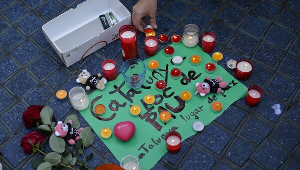 Цветы и свечи в память о жертвах теракта в Лас-Рамбласе, Испания. 18 августа 2017
