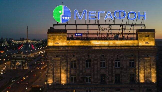 Рекламная вывеска компании Мегафон в Москве. Архивное фото