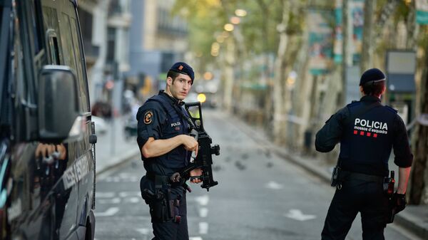 Испанские полицейские в оцепленном районе Барселоны. Архивное фото