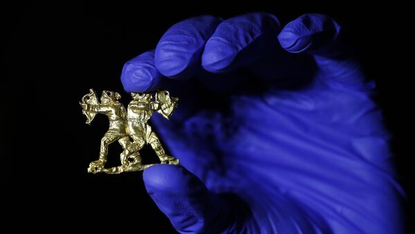 Золотая аппликация на одежду в виде двух воинов в Британском музее в Лондоне во время подготовки к выставке Скифы: воители древней Сибири