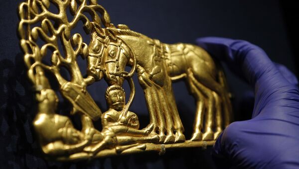 Золотой артефакт в Британском музее в Лондоне во время подготовки к выставке Скифы: воители древней Сибири