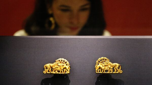 Золотые артефакты в Британском музее в Лондоне во время подготовки к выставке Скифы: воители древней Сибири