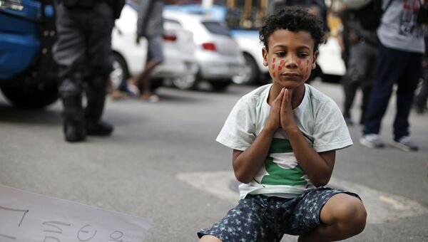 Мальчик во время акции протеста против полицейских в Рио-де-Жанейро, Бразилия. 22 августа, 2015