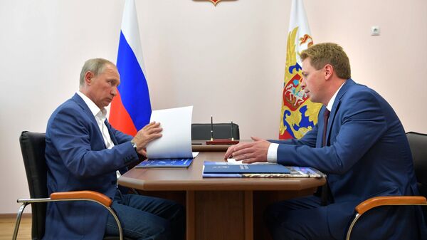 Президент РФ Владимир Путин и временно исполняющий обязанности губернатора Севастополя Дмитрий Овсянников во время встречи в Севастополе. 18 августа 2017
