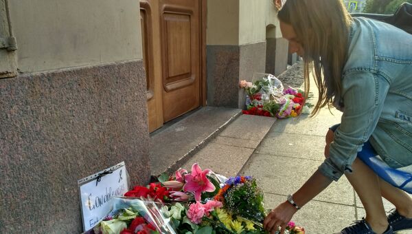 Цветы у консульства Испании в Санкт-Петербурге в память о жертвах теракта в Барселоне. 18 августа 2017