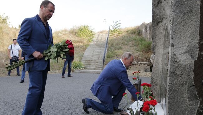 Владимир Путин и Дмитрий Медведев возлагают цветы к памятнику защитникам Севастополя. 18 августа 2017