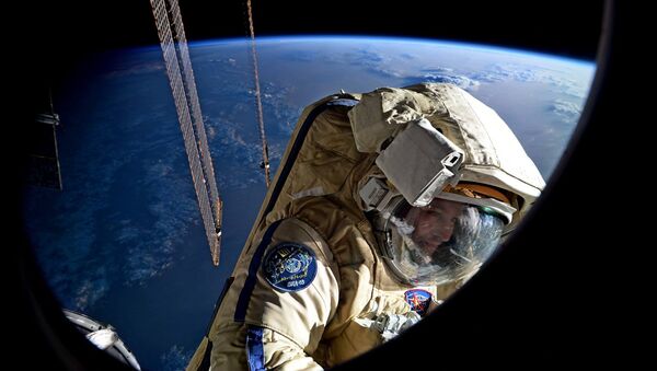 Космонавт Роскосмоса Сергей Рязанский во время выхода в открытый космос. 17 августа 2017