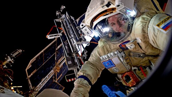 Космонавт Роскосмоса Сергей Рязанский во время выхода в открытый космос. Архивное фото