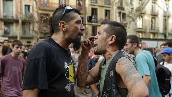 Контр-протестующий спорит с крайне правым протестующим во время митинга в Барселоне. 18 августа 2017