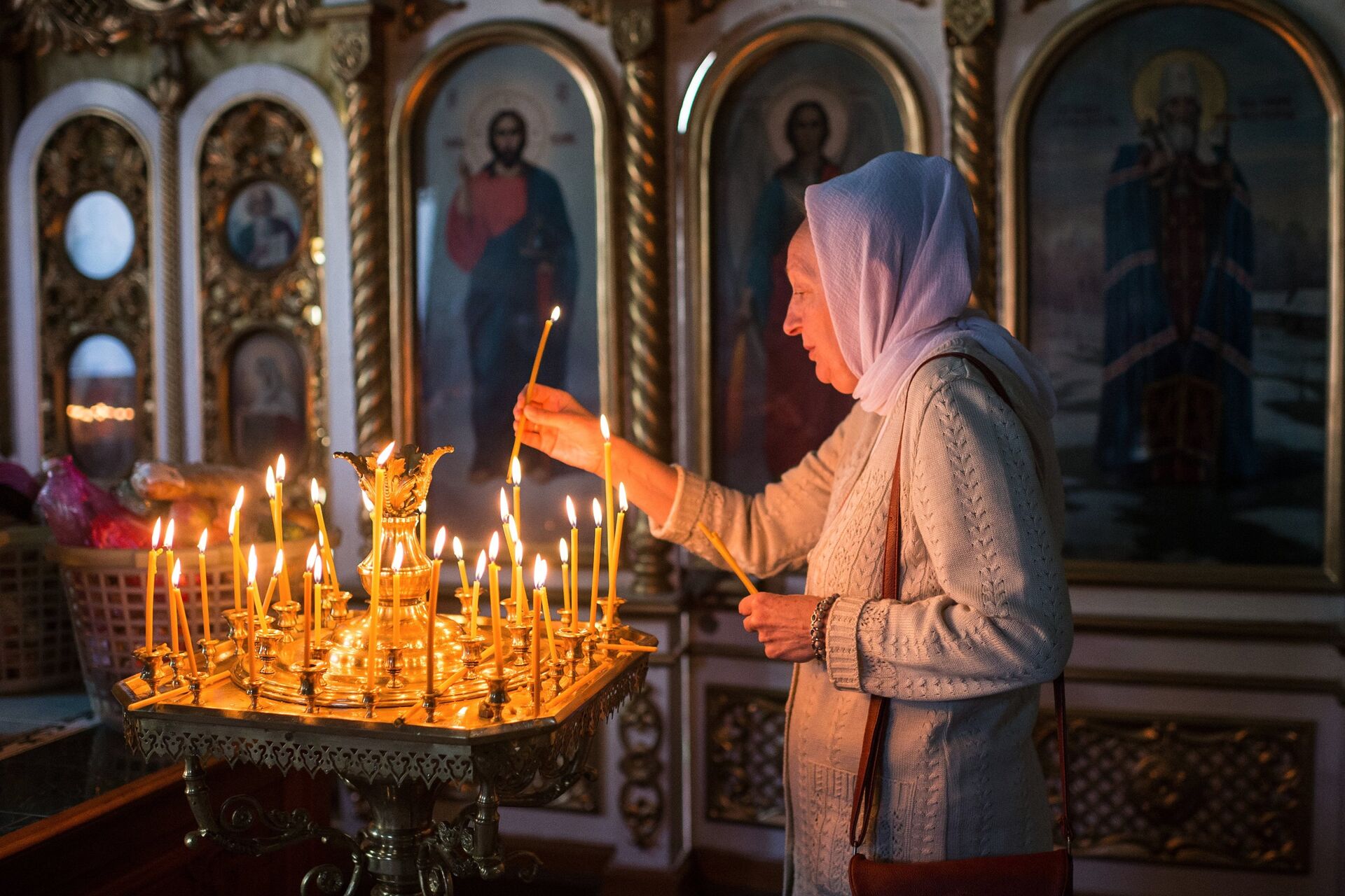 Женщина во время богослужения в соборе Воздвижения Креста Господня в Омске - РИА Новости, 1920, 07.09.2022