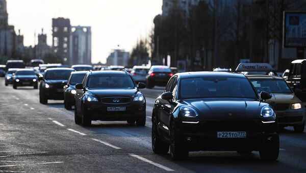 Движение автомобилей в Москве. Архивное фото