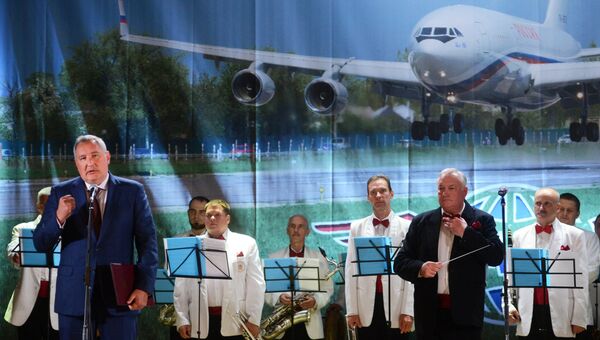 Заместитель председателя правительства РФ Дмитрий Рогозин выступает на торжественном мероприятии по случаю 85-летия авиазавода в Воронеже. 19 августа 2017