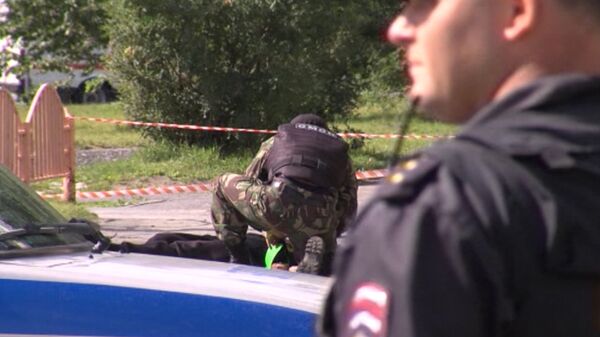 Оперативники на месте ликвидации напавшего с ножом на прохожих в Сургуте Оперативники на месте ликвидации напавшего с ножом на прохожих в Сургуте