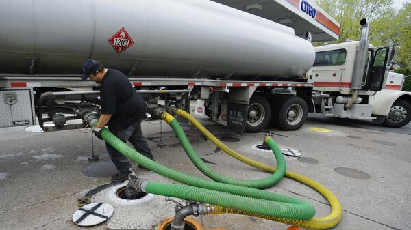Грузовик доставляет топливо на автозаправку CITGO в  штате Коннектикут, США