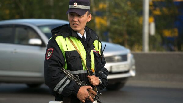 Сотрудник дорожно-патрульной службы во время проверки автомобилей, выезжающих из города Сургута. 19 августа 2017. Архивное фото