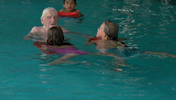 Инструктор со стажем: столетний волонтер обучает детей плаванию в Берлине