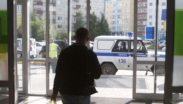 Автомобиль отдельного батальона патрульно-постовой службы полиции у входа в здание Сургутской клинической травматологической больницы