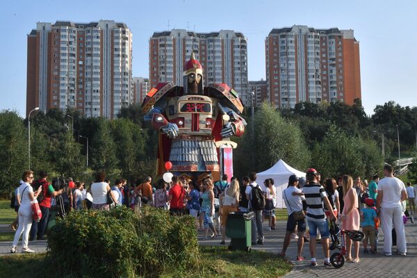 Отдыхающие на международном фестивале фейерверков Ростех в Братеевском каскадном парке в Москве. 19 августа 2017