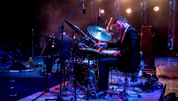 Музыкант Александр Зингер во время выступления коллектива Brill Family на фестивале Koktebel Jazz Party 2017