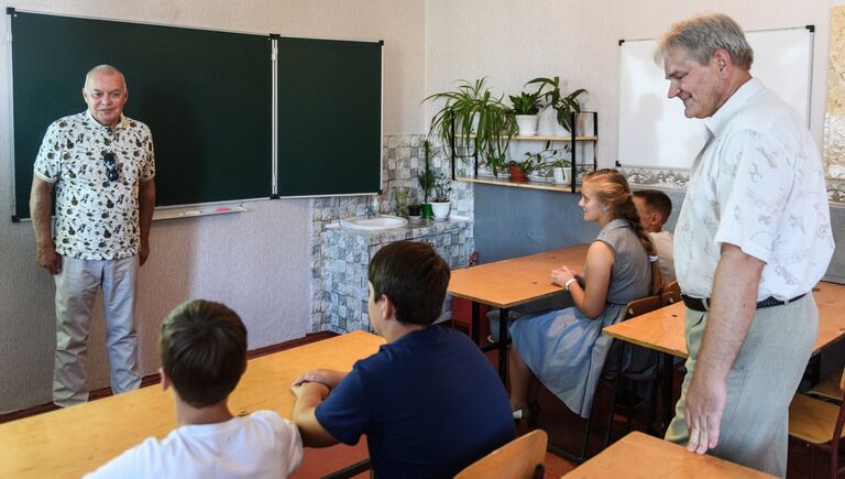 Генеральный директор МИА Россия сегодня Дмитрий Киселев (слева) во время посещения Коктебельской школы №1. Справа – директор школы Сергей Жирадков