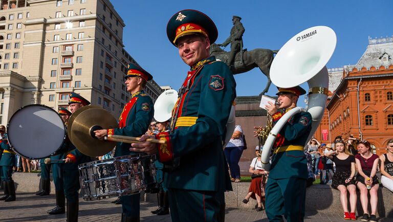 Музыканты военного образцового оркестра Почетного караула во время закрытия летнего сезона Военные оркестры в парках. 19 августа 2017