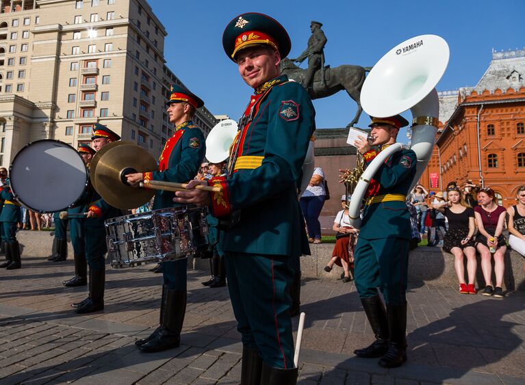 Музыканты военного образцового оркестра Почетного караула во время закрытия летнего сезона Военные оркестры в парках. 19 августа 2017