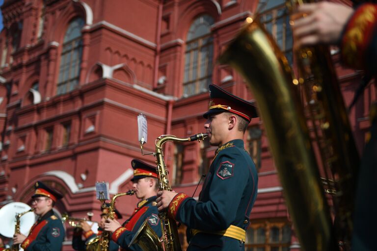 Музыканты военного образцового оркестра Почетного караула во время закрытия летнего сезона Военные оркестры в парках. 19 августа 2017