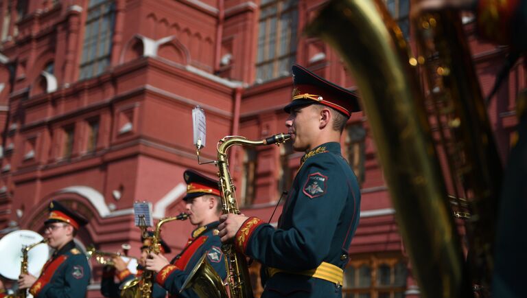 Музыканты военного образцового оркестра Почетного караула во время закрытия летнего сезона Военные оркестры в парках. 19 августа 2017