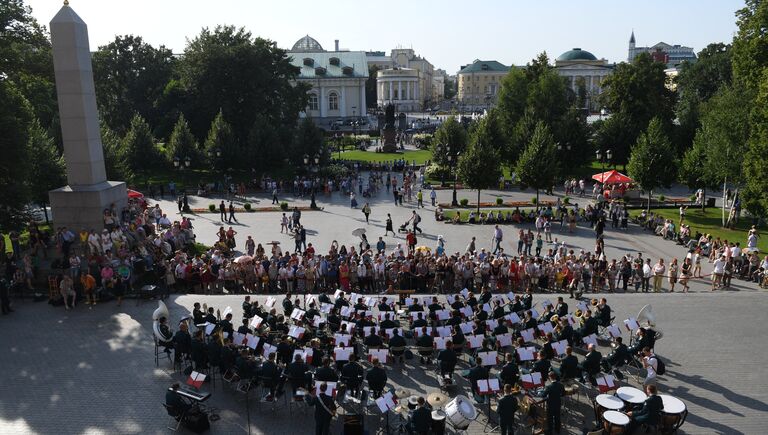 Музыканты Центрального военного оркестра Министерства Обороны РФ во время закрытия летнего сезона Военные оркестры в парках. 19 августа 2017