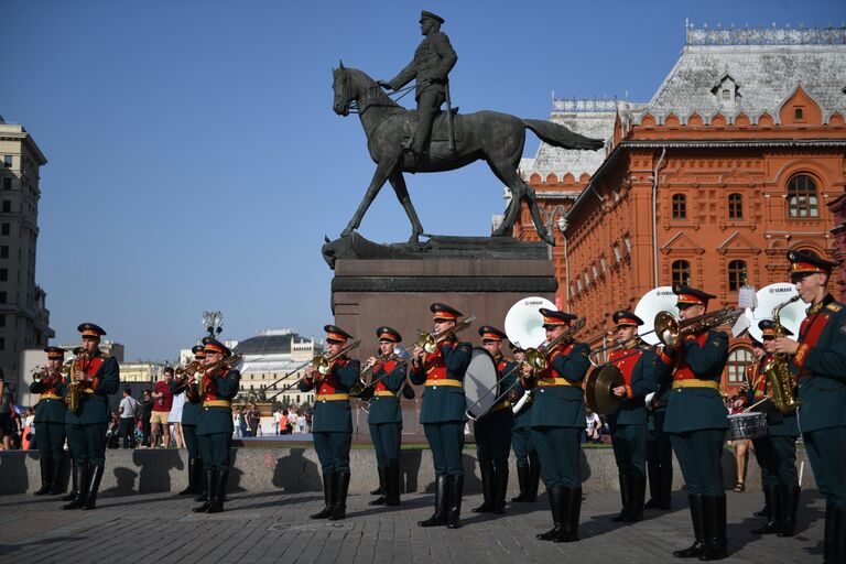 Музыканты военного образцового оркестра Почетного караула во время закрытия летнего сезона Военные оркестры в парках. 19 августа 2017