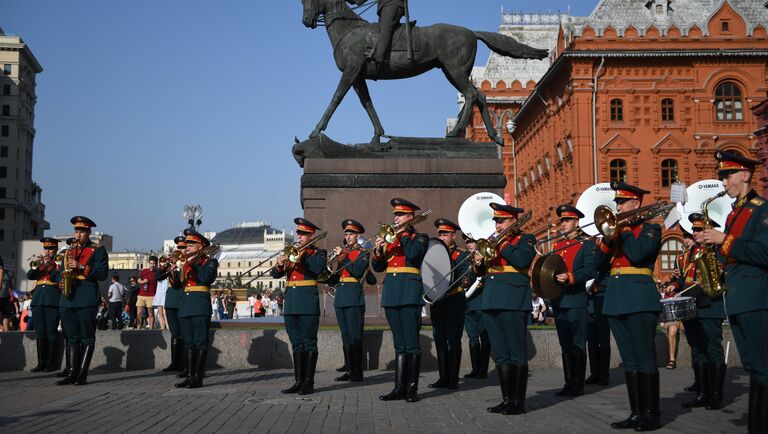 Музыканты военного образцового оркестра Почетного караула во время закрытия летнего сезона Военные оркестры в парках. 19 августа 2017