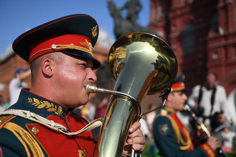 Музыканты военного образцового оркестра Почетного караула во время закрытия летнего сезона Военные оркестры в парках. 19 августа 2017