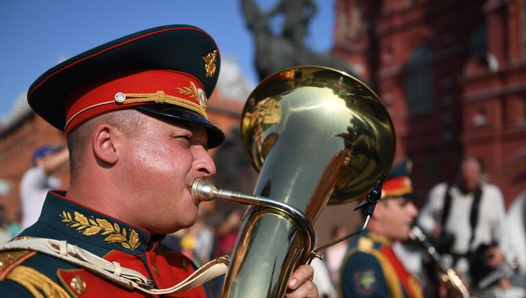 Музыканты военного образцового оркестра Почетного караула во время закрытия летнего сезона Военные оркестры в парках. 19 августа 2017