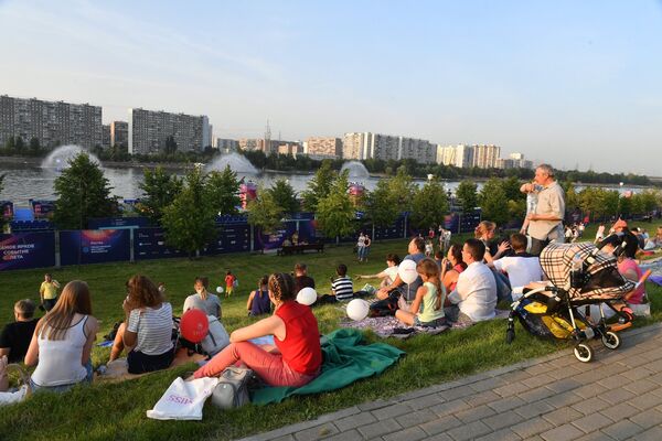 Отдыхающие на международном фестивале фейерверков Ростех в Братеевском каскадном парке в Москве. 19 августа 2017
