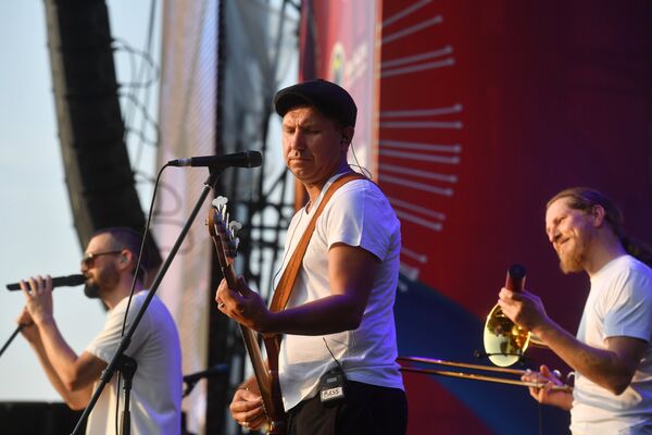 Участник группы Uma2rmaN Сергей Кристовский  выступает на международном фестивале фейерверков Ростех в Братеевском каскадном парке в Москве. 19 августа 2017