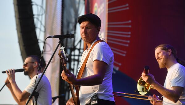 Участник группы Uma2rmaN Сергей Кристовский  выступает на международном фестивале фейерверков Ростех в Братеевском каскадном парке в Москве. 19 августа 2017