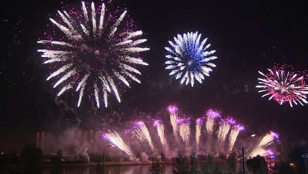 Тысячи красочных огней взмыли в небо в первый день фестиваля фейерверков