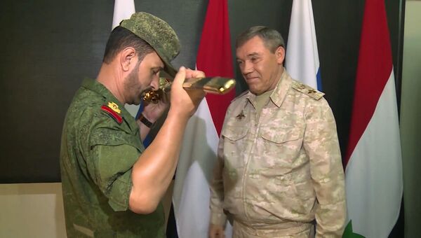 Сирийский генерал поцеловал врученное ему наградное оружие от Минобороны РФ