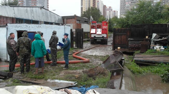  Пожарно-спасательные подразделения принимают участие в устранении последствий проливного дождя в городе Красноярске⁩. 20 августа 2017