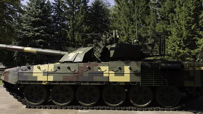 Модернизация основного боевого танка Т-72А до вида Т-72АМТ, представленная Киевским бронетанковым заводом. Архивное фото