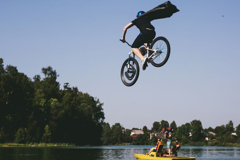 Участник турнира по прыжкам в воду на велосипеде Fun Jumping в Иванове. 20 августа 2017